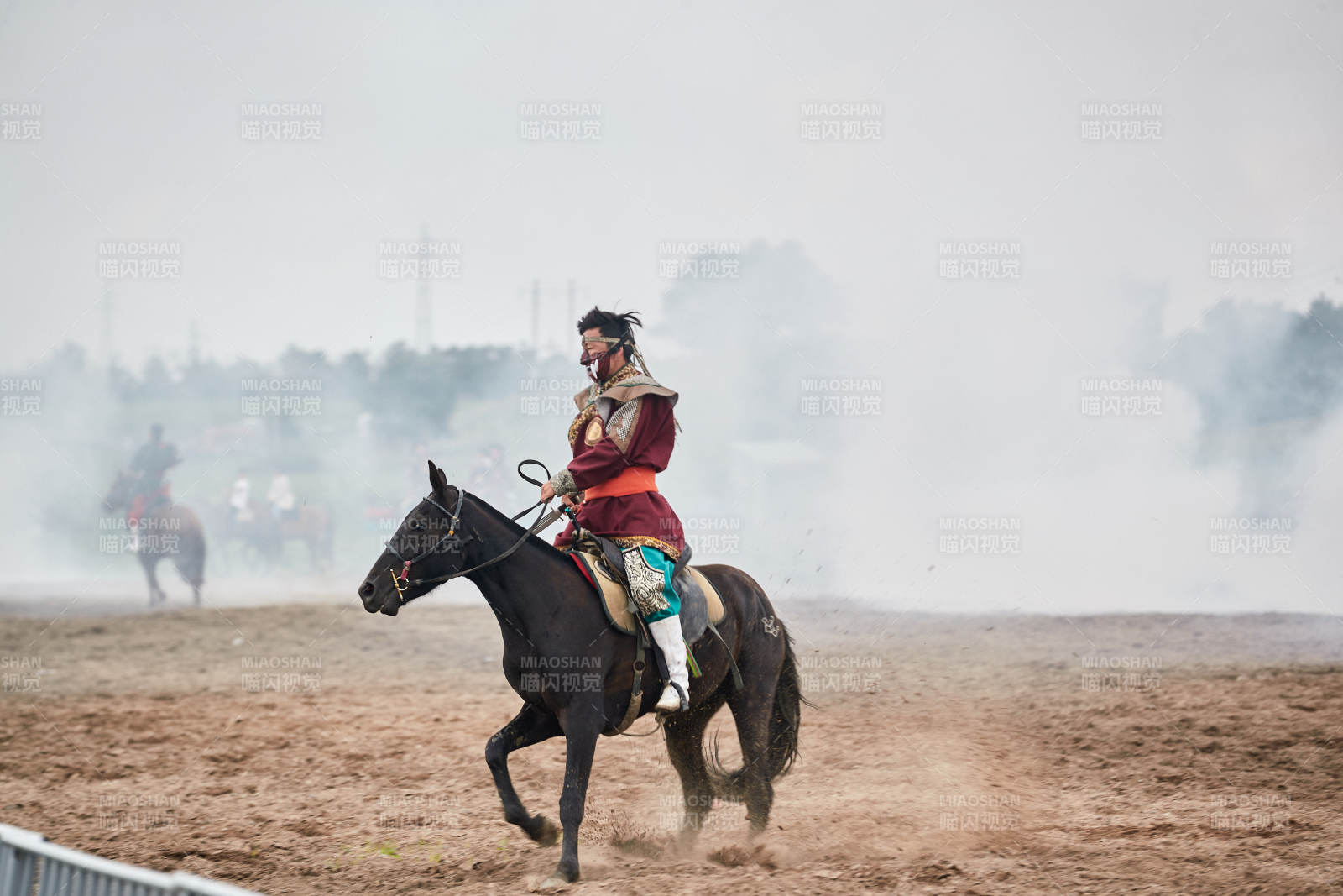 在草原景區表演的蒙古古代騎馬打仗演出