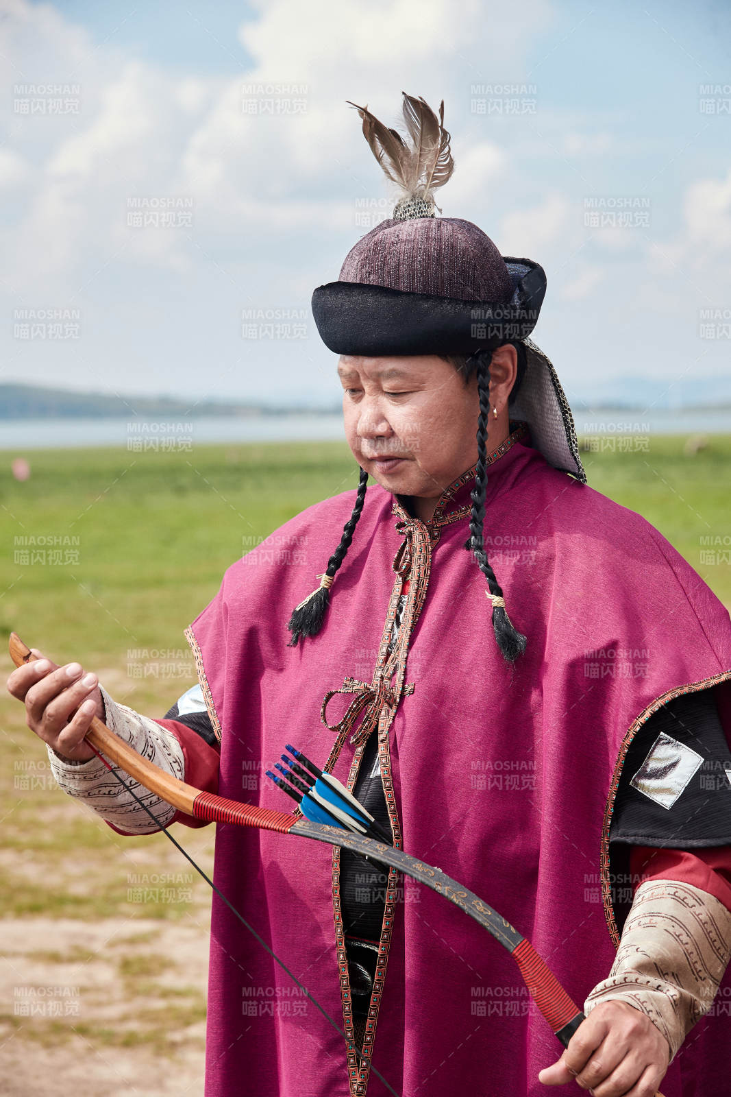 草原那達慕大會上的蒙古弓箭手