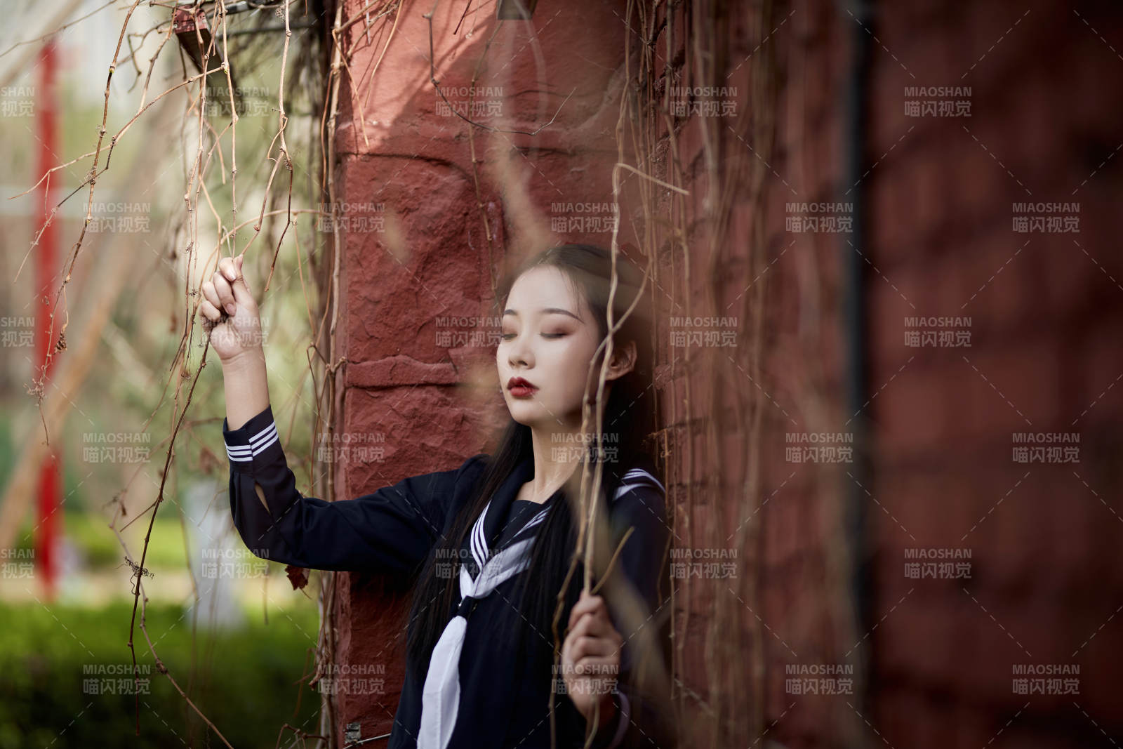 日系户外公园穿jk校服的少女