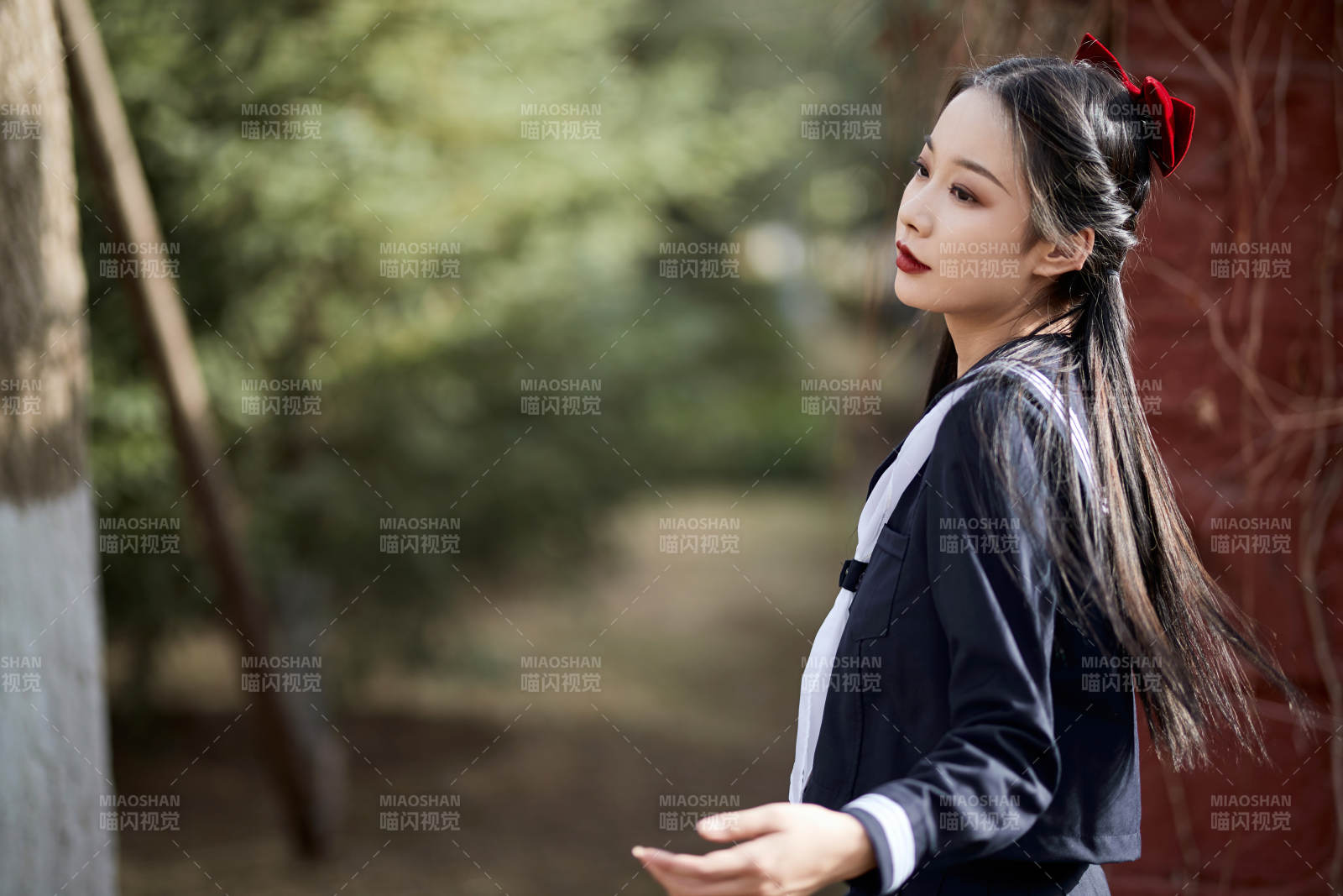 日系戶外公園穿jk校服的少女