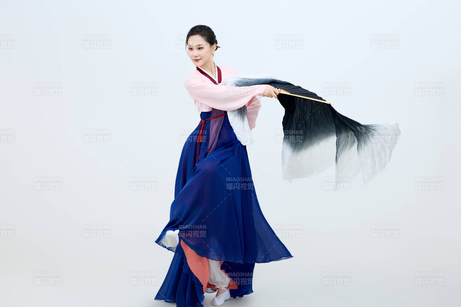 表演中國延邊朝鮮族傳統舞的美麗舞者