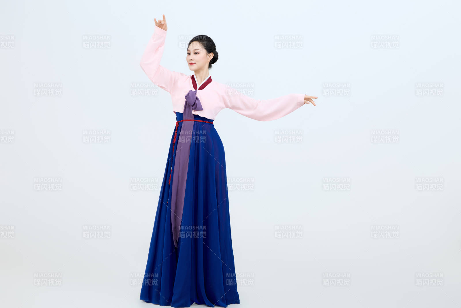 表演中國(guó)延邊朝鮮族傳統(tǒng)舞的美麗舞者