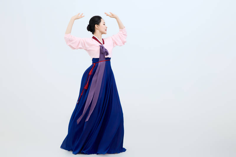 表演中国延边朝鲜族传统舞的美丽舞者