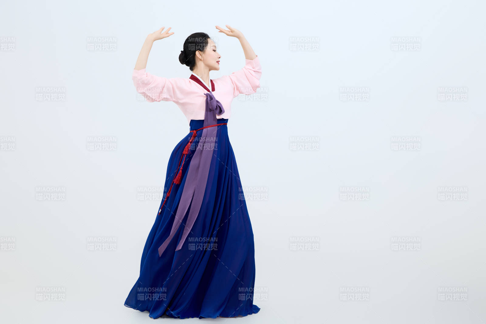 表演中国延边朝鲜族传统舞的美丽舞者