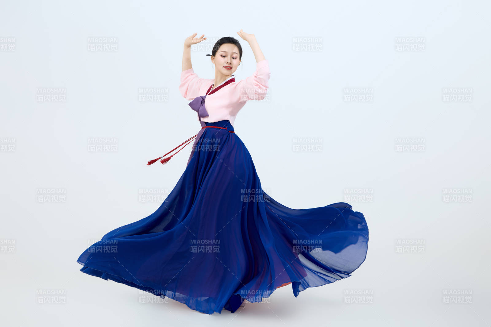 表演中國延邊朝鮮族傳統舞的美麗舞者