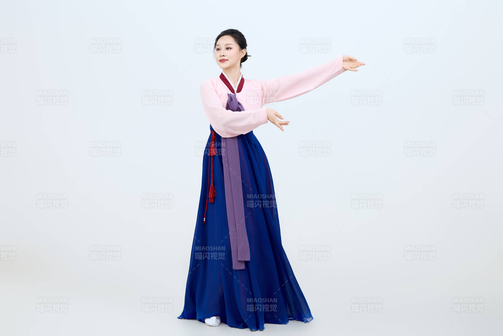 表演中國延邊朝鮮族傳統舞的美麗舞者