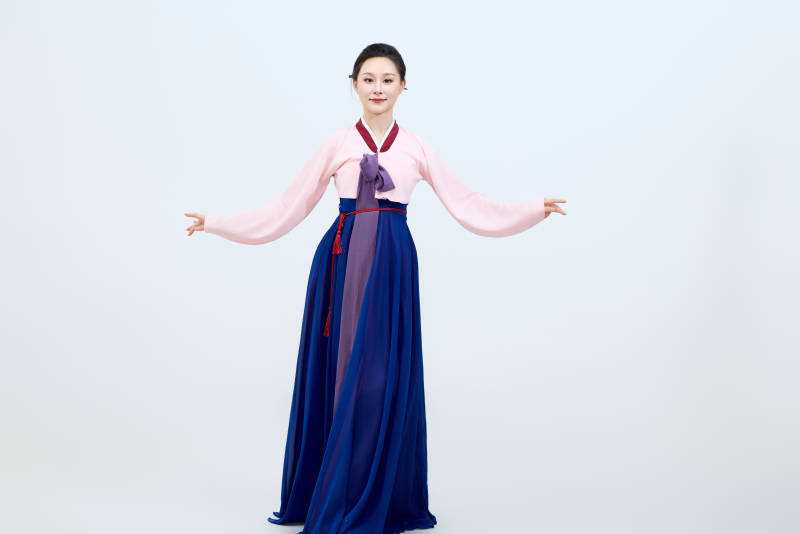 表演中国延边朝鲜族传统舞的美丽舞者