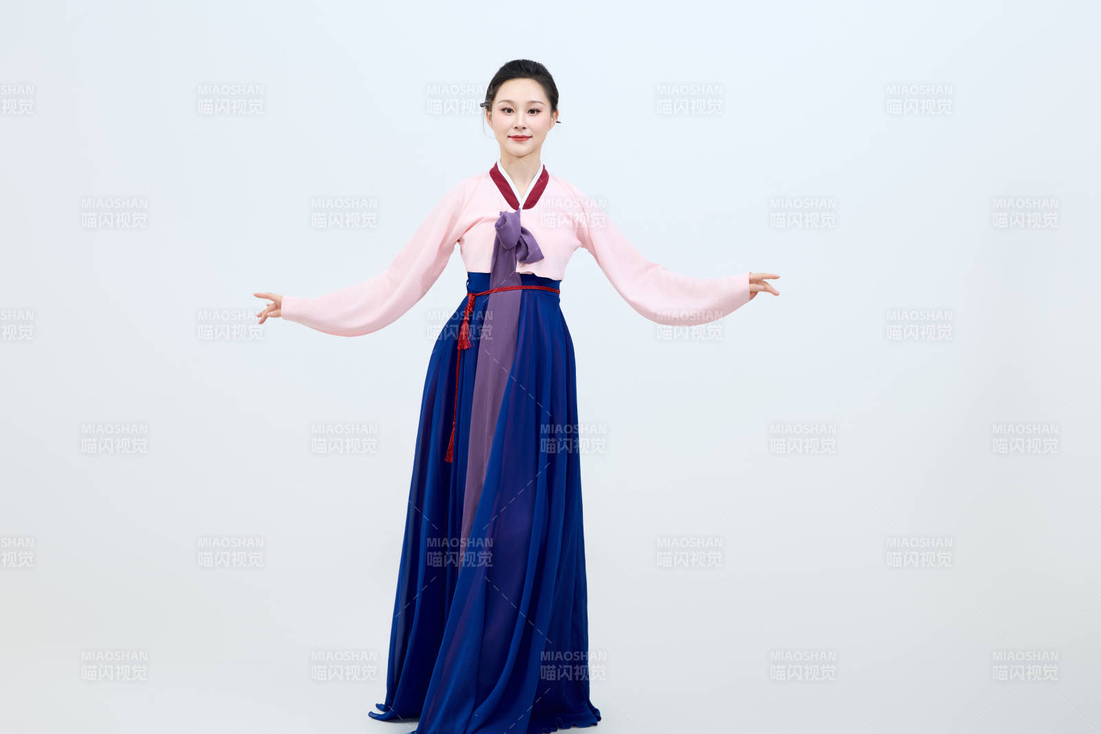 表演中国延边朝鲜族传统舞的美丽舞者