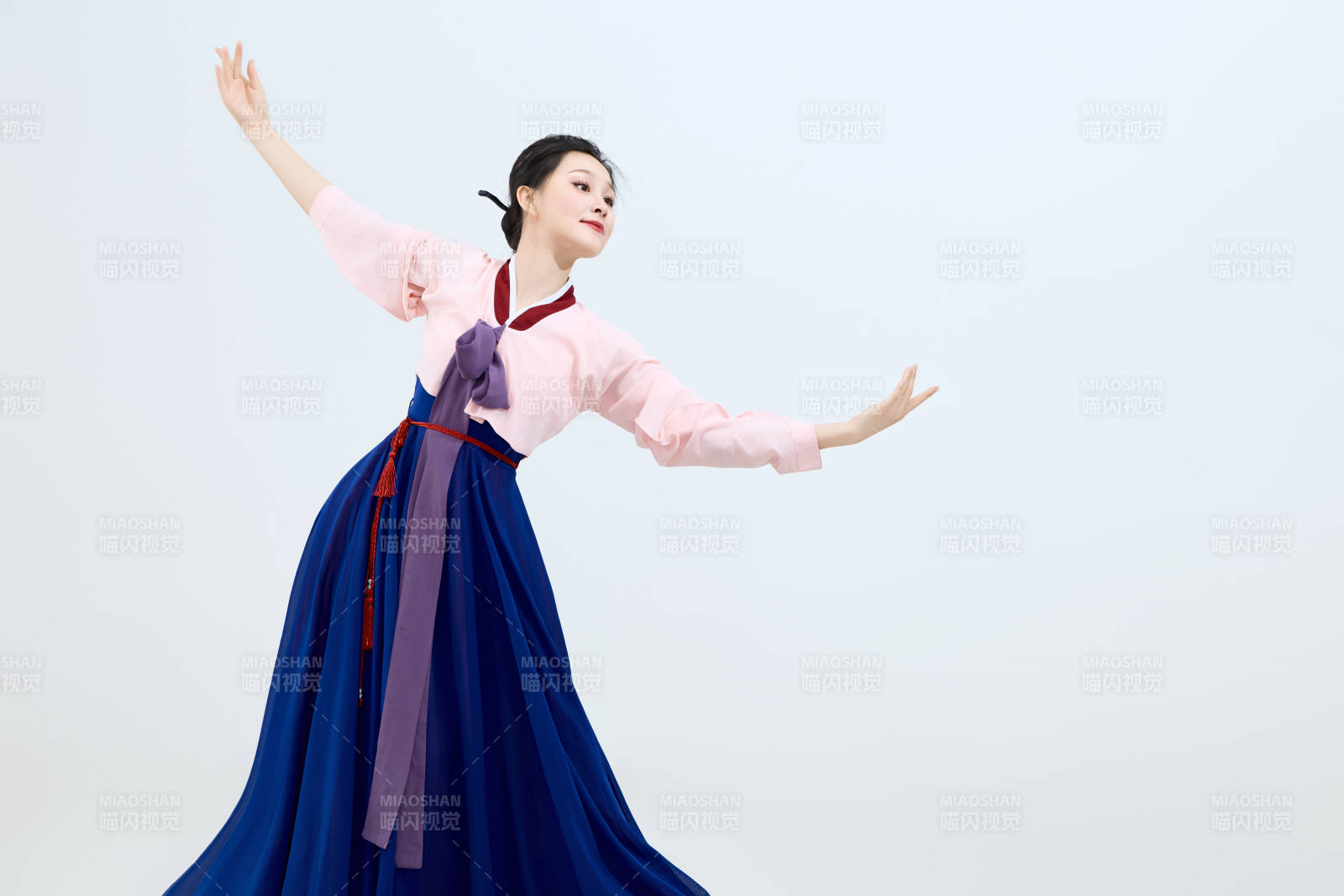 表演中国延边朝鲜族传统舞的美丽舞者