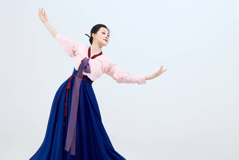 表演中国延边朝鲜族传统舞的美丽舞者