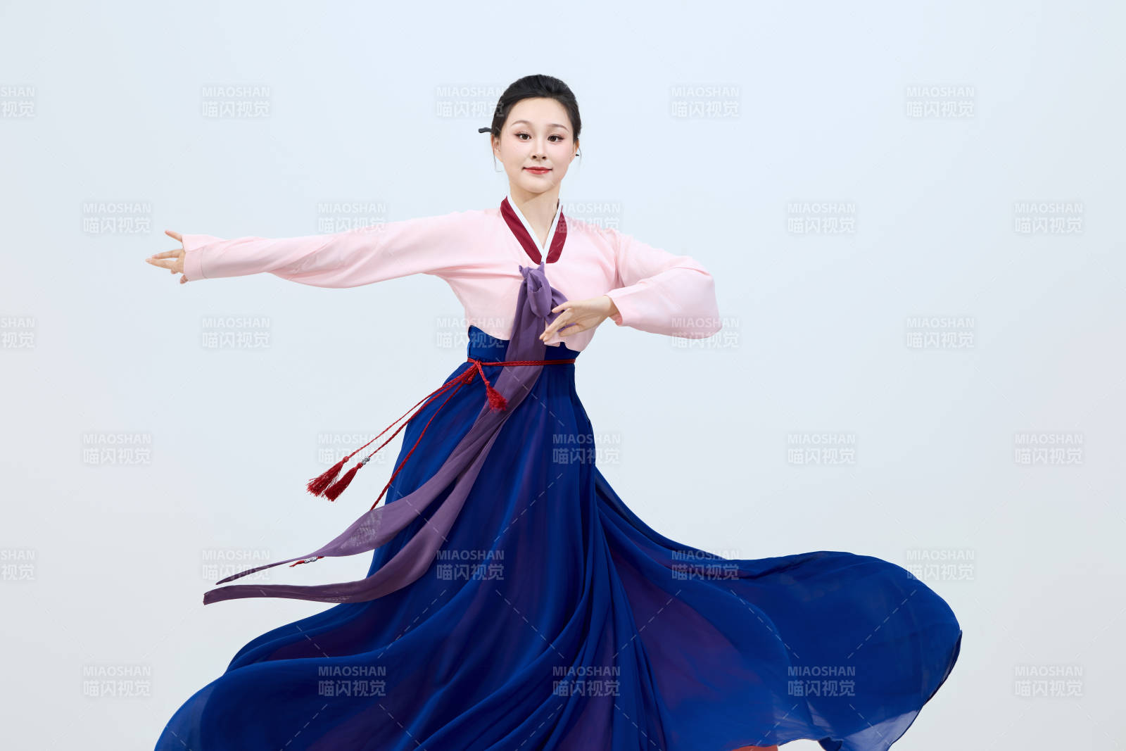 表演中國延邊朝鮮族傳統舞的美麗舞者