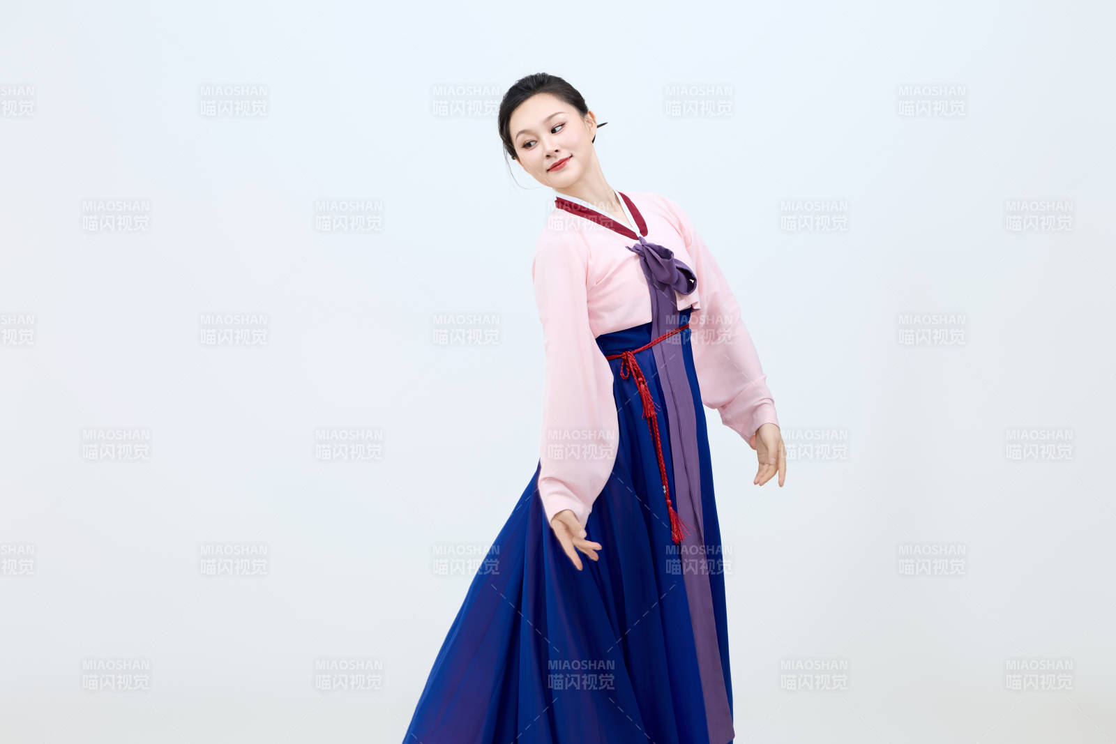 表演中国延边朝鲜族传统舞的美丽舞者