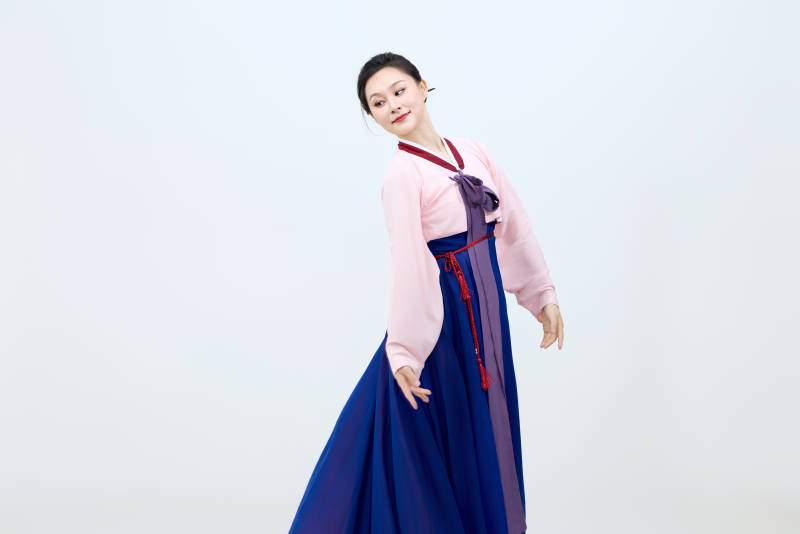 表演中国延边朝鲜族传统舞的美丽舞者