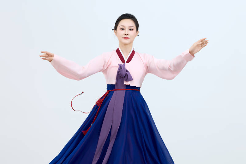 表演中国延边朝鲜族传统舞的美丽舞者