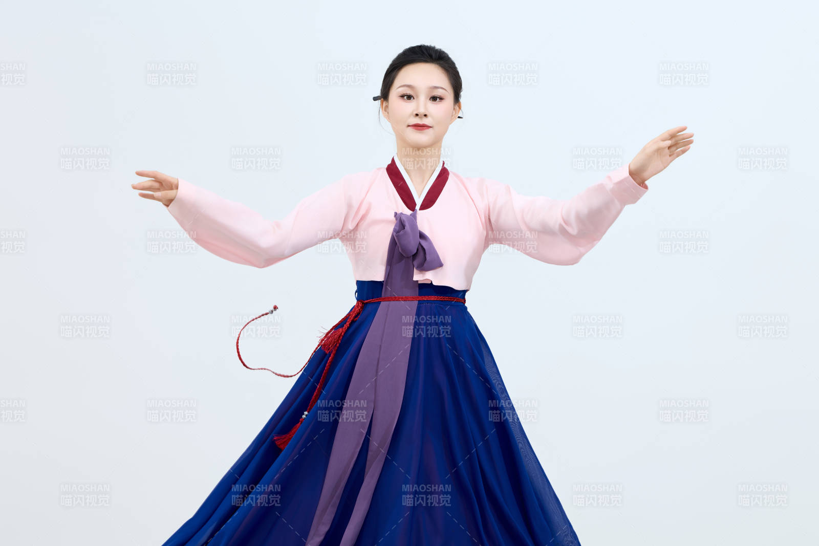 表演中国延边朝鲜族传统舞的美丽舞者