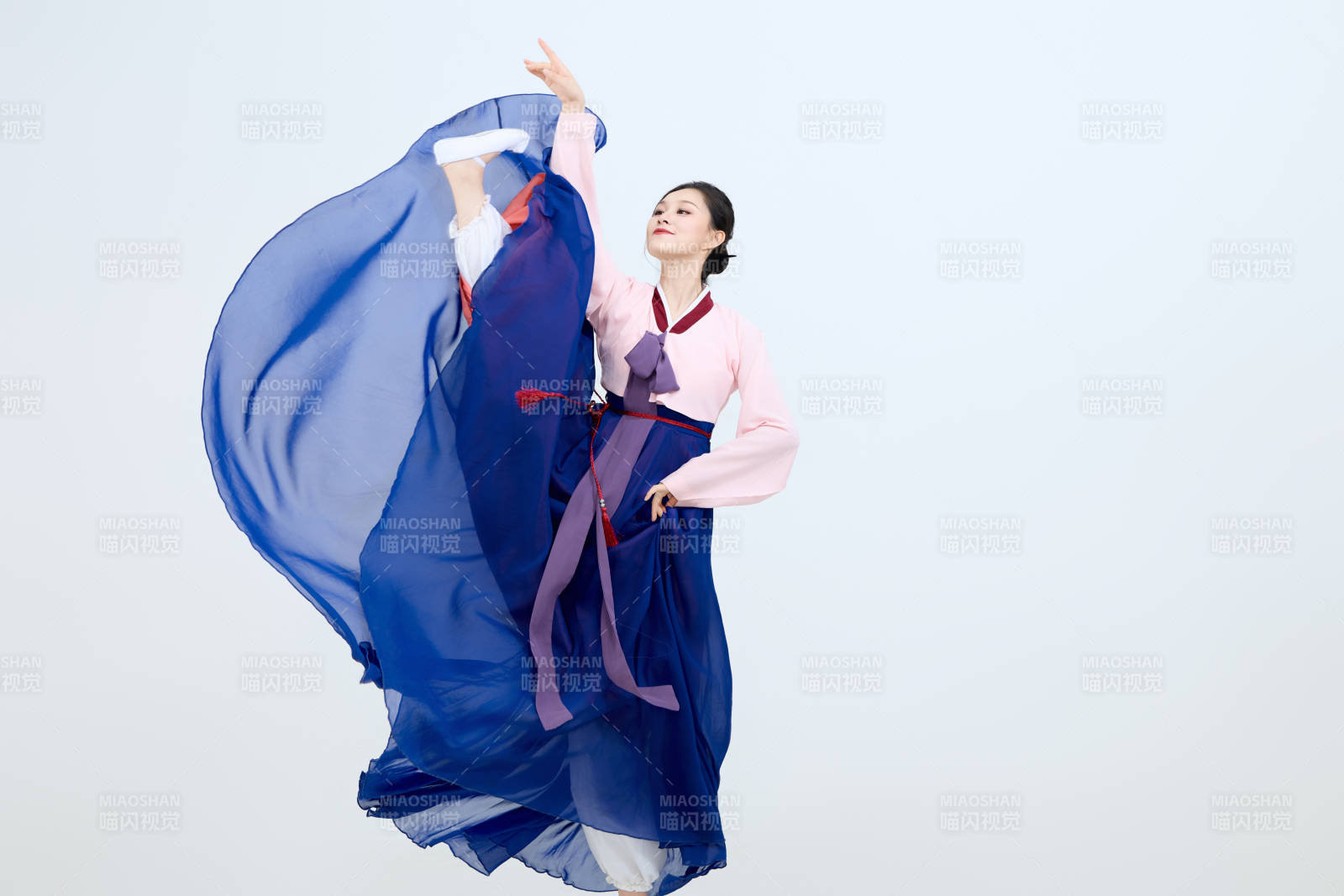 表演中国延边朝鲜族传统舞的美丽舞者