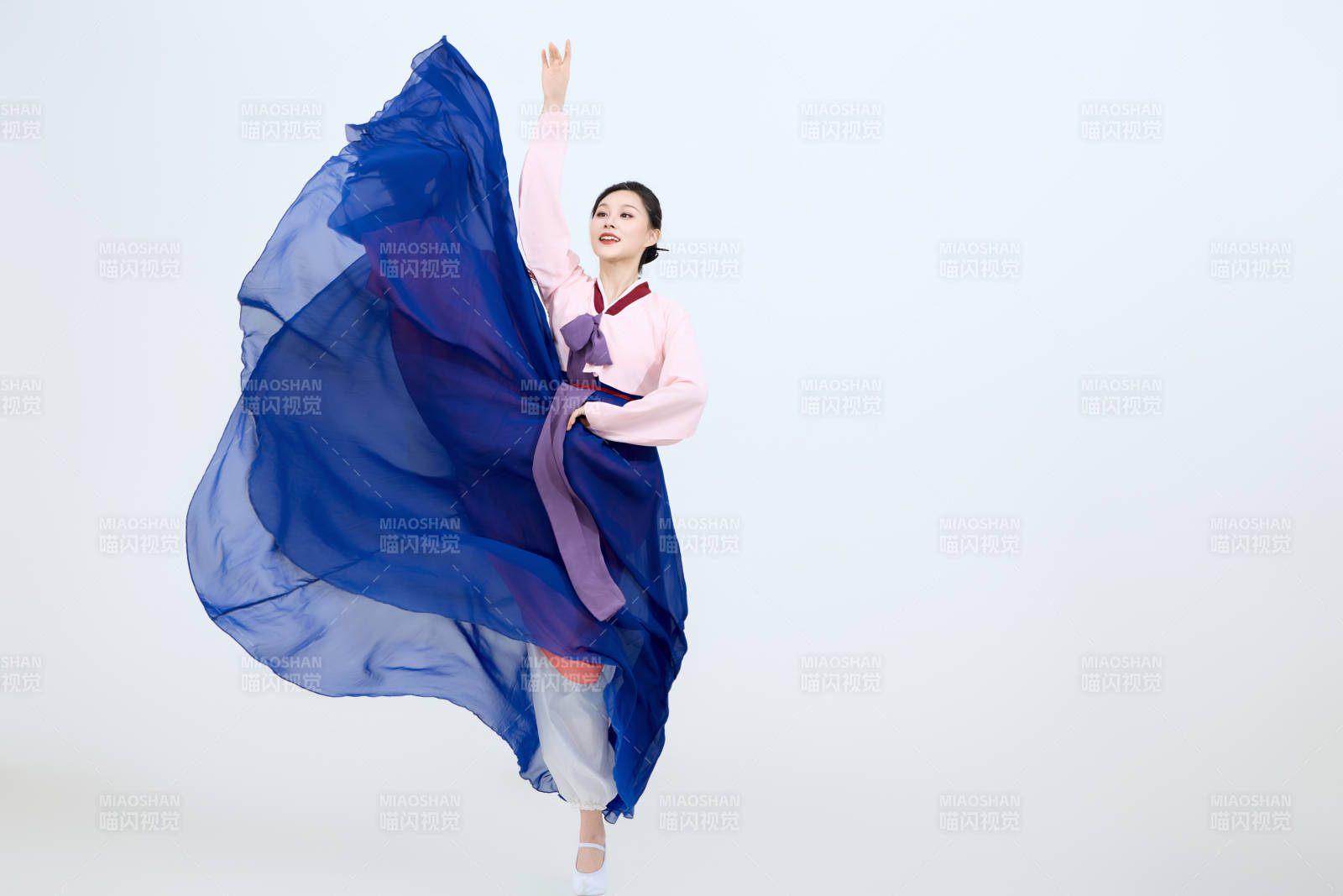 表演中国延边朝鲜族传统舞的美丽舞者