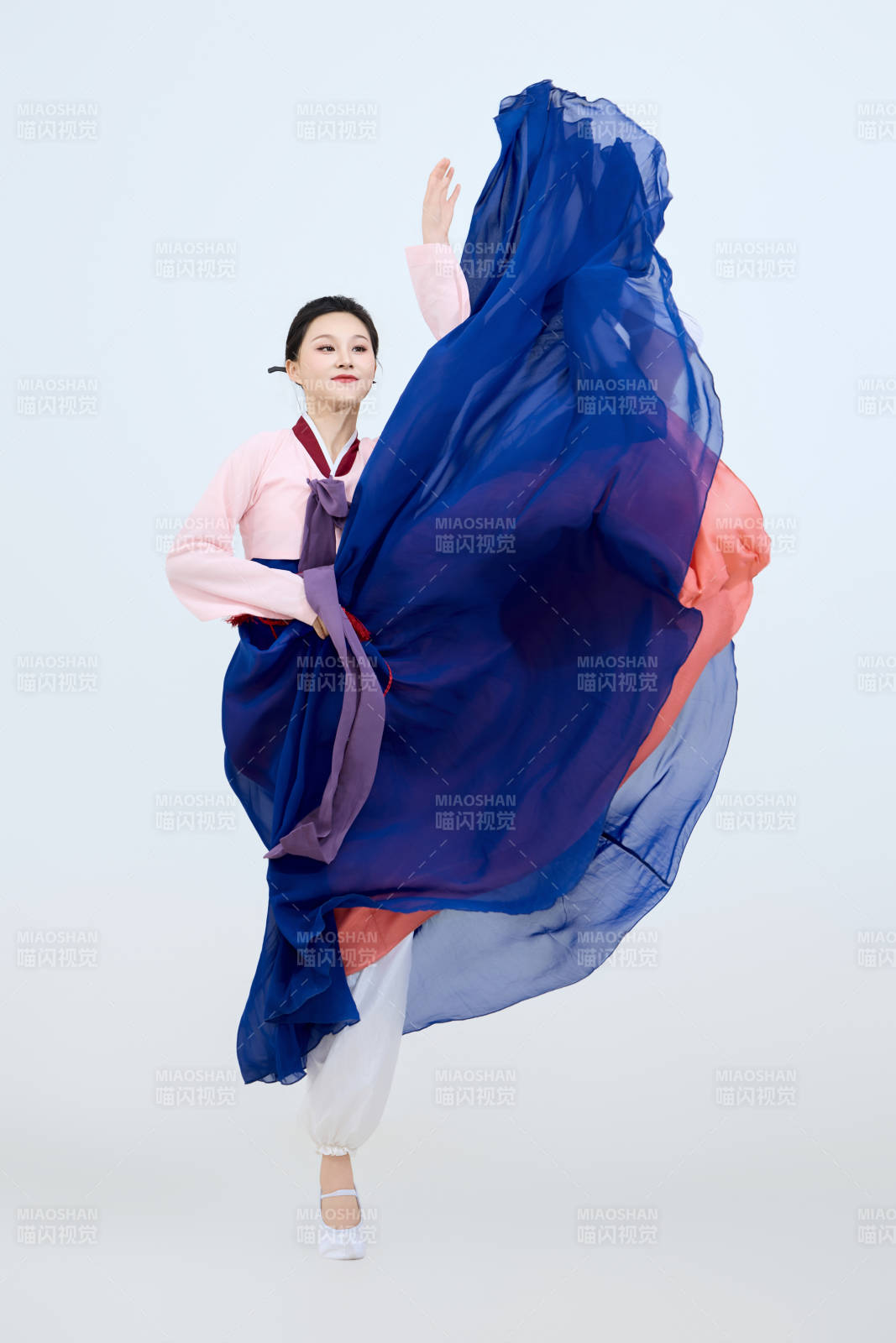 表演中国延边朝鲜族传统舞的美丽舞者