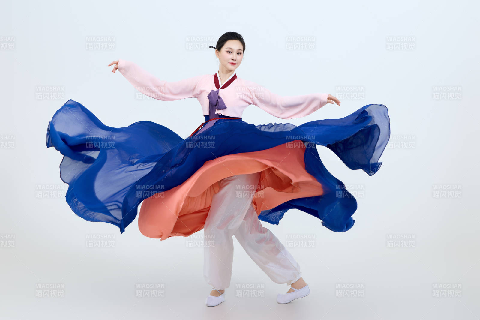 表演中國延邊朝鮮族傳統舞的美麗舞者