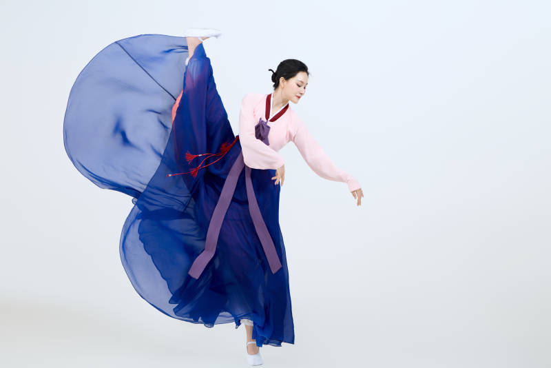 表演中国延边朝鲜族传统舞的美丽舞者