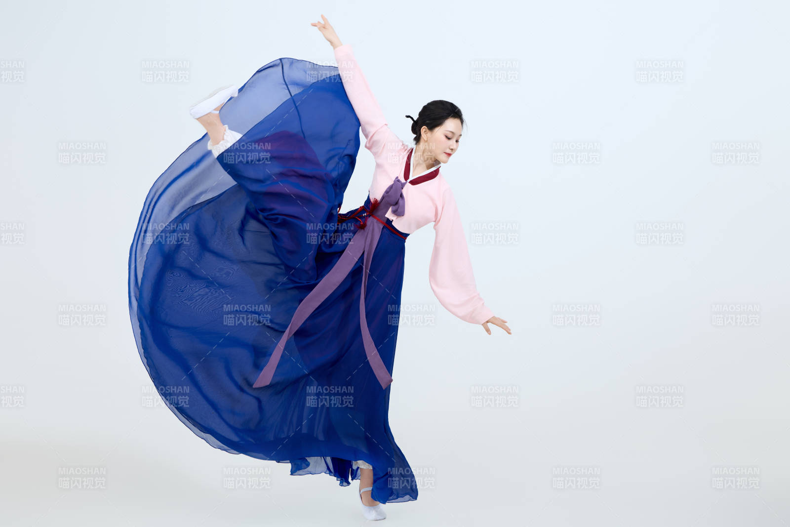 表演中国延边朝鲜族传统舞的美丽舞者