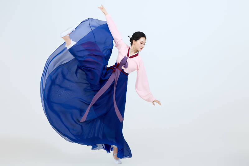 表演中国延边朝鲜族传统舞的美丽舞者