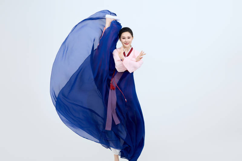 表演中国延边朝鲜族传统舞的美丽舞者