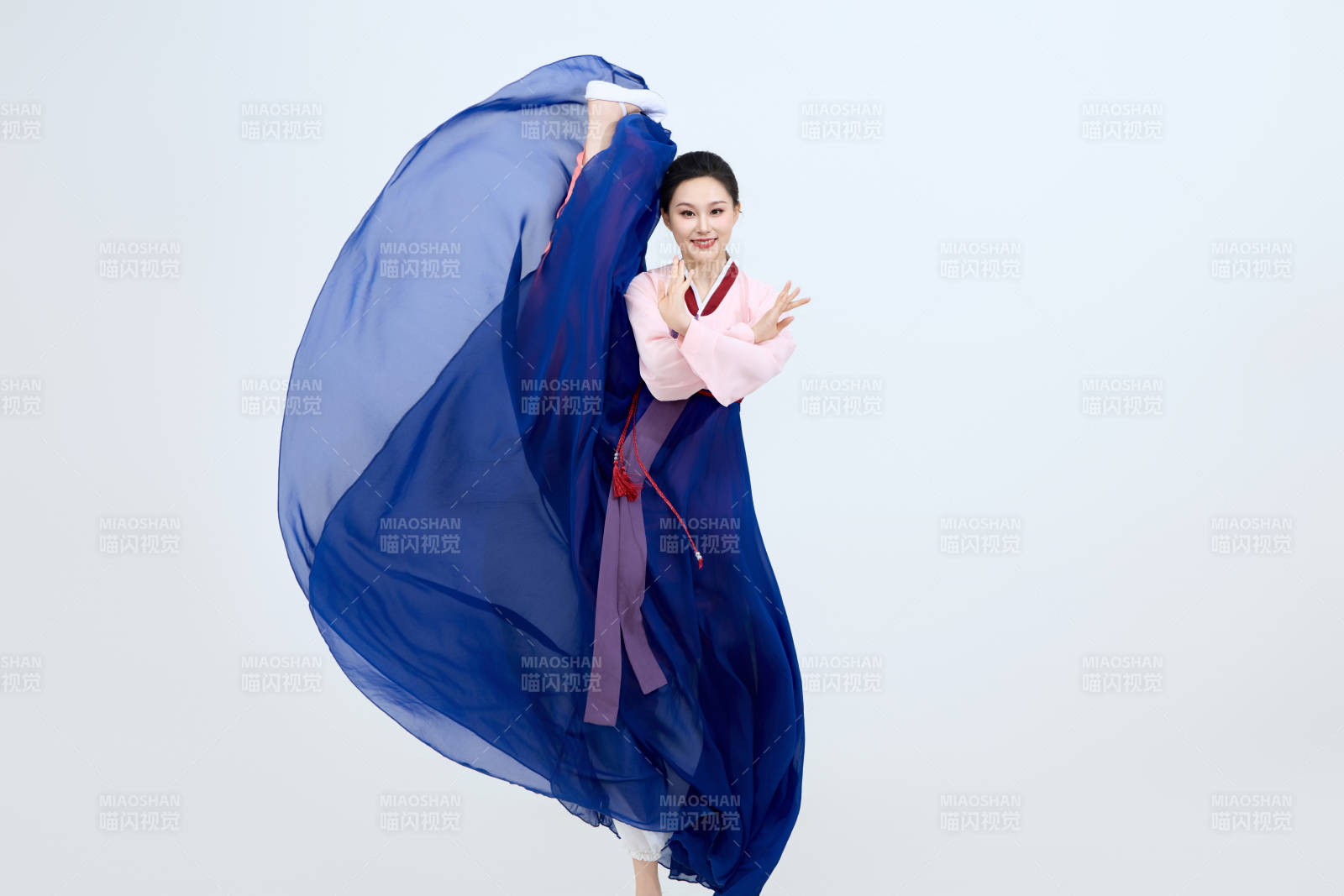 表演中国延边朝鲜族传统舞的美丽舞者