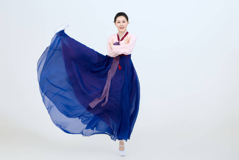 表演中国延边朝鲜族传统舞的美丽舞者