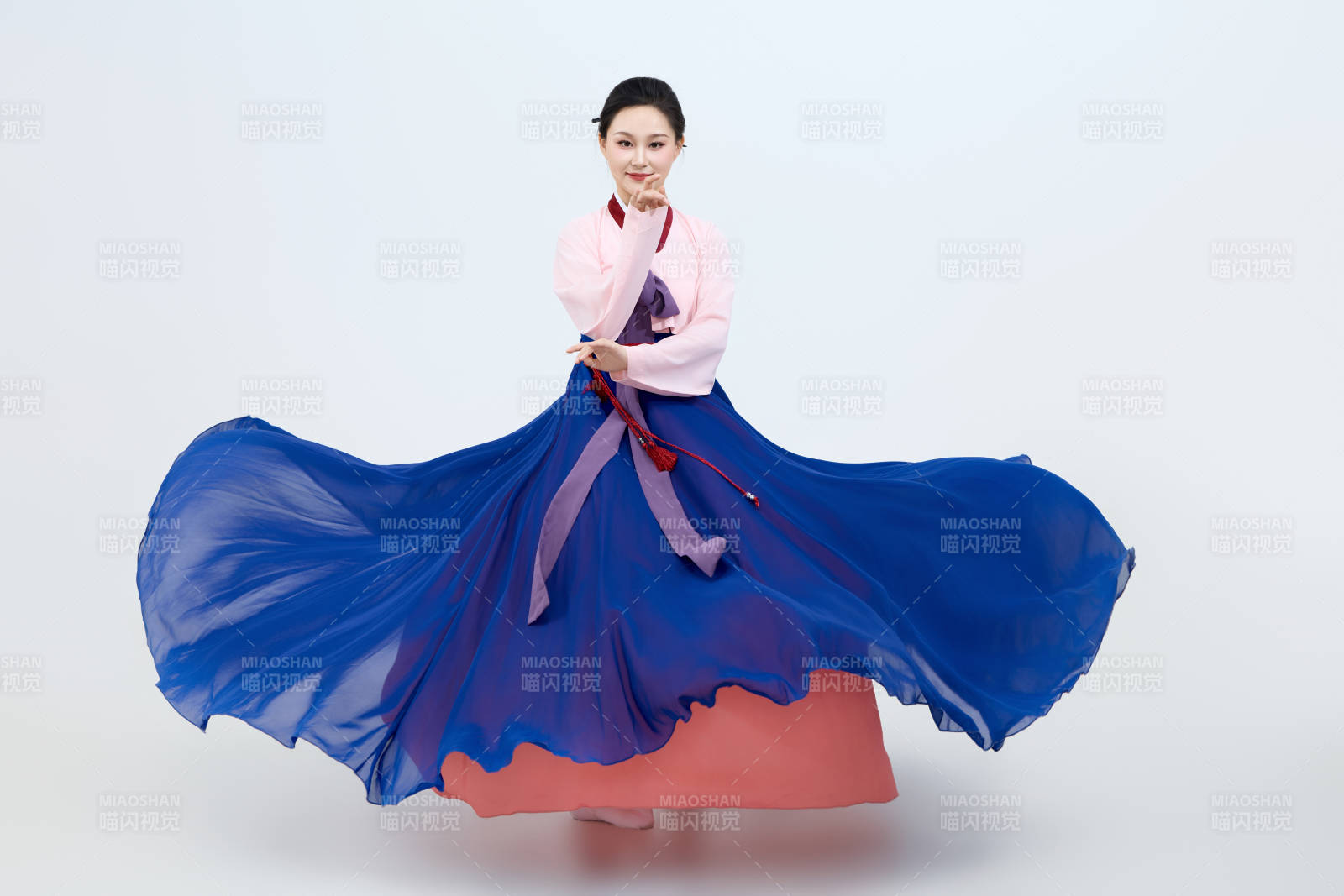 表演中國延邊朝鮮族傳統舞的美麗舞者