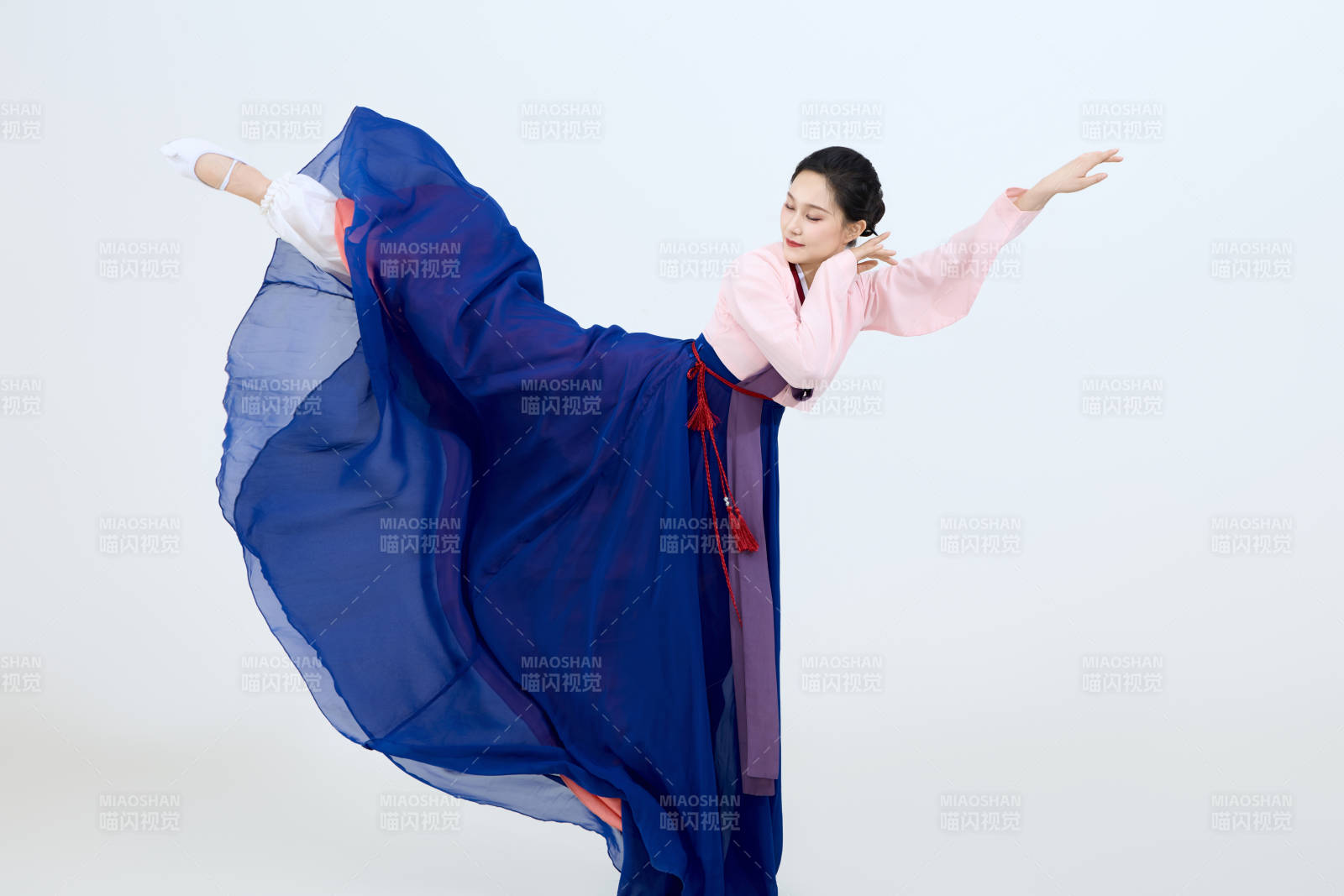 表演中國延邊朝鮮族傳統舞的美麗舞者