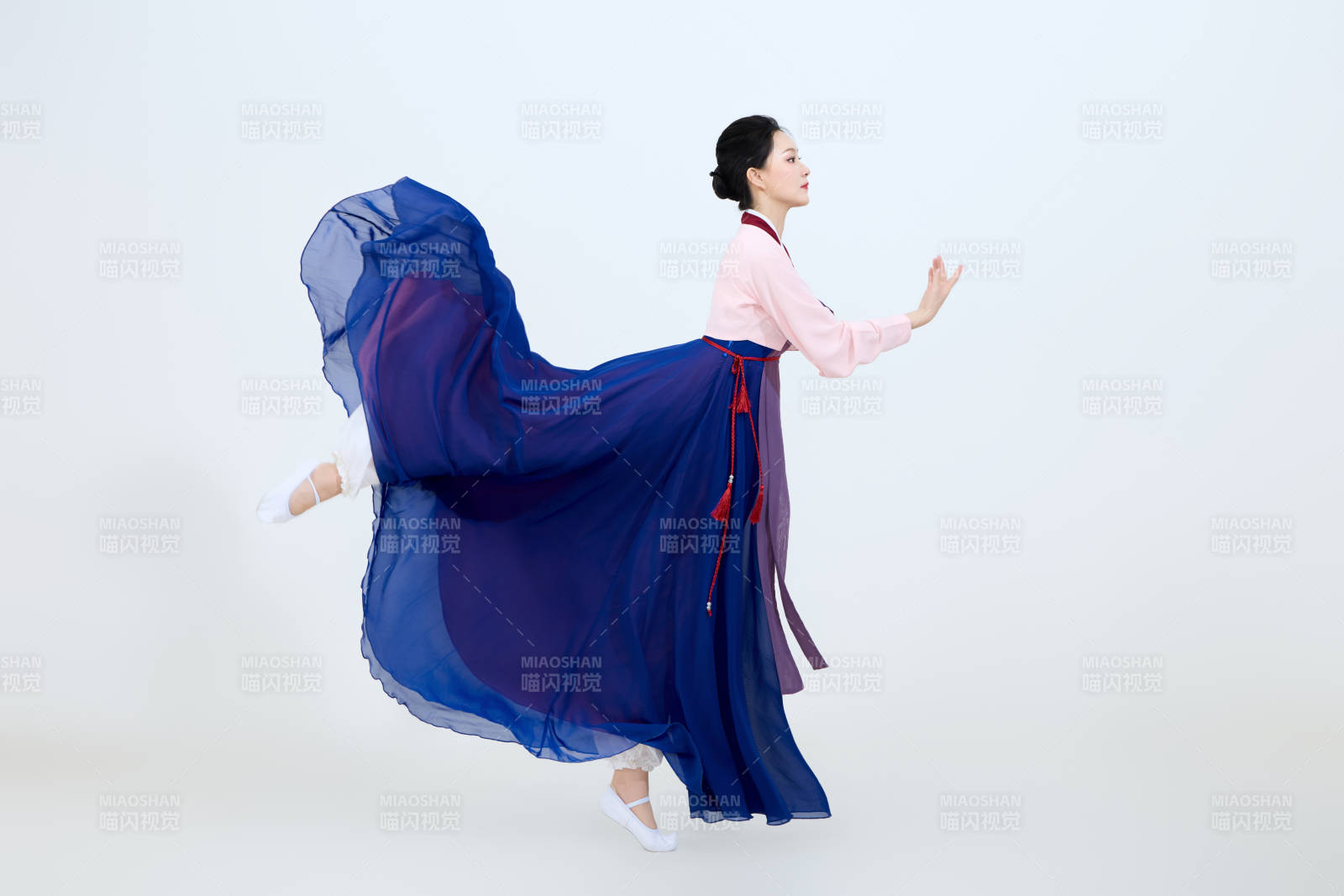 表演中國延邊朝鮮族傳統舞的美麗舞者