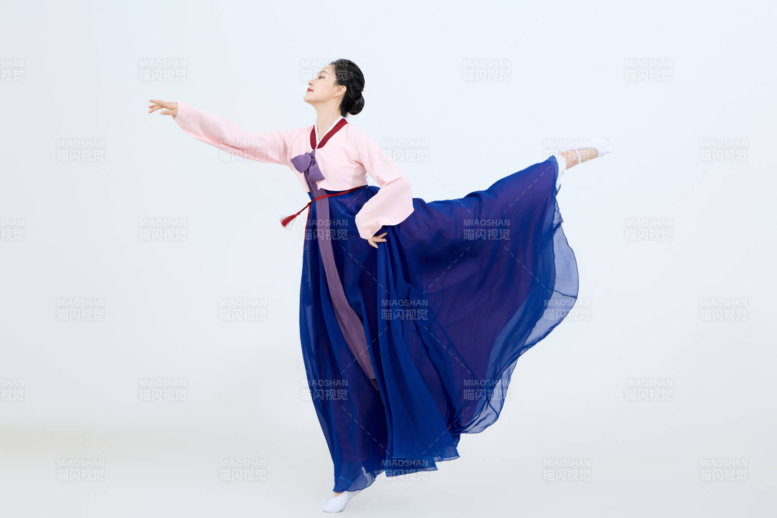 表演中國(guó)延邊朝鮮族傳統(tǒng)舞的美麗舞者