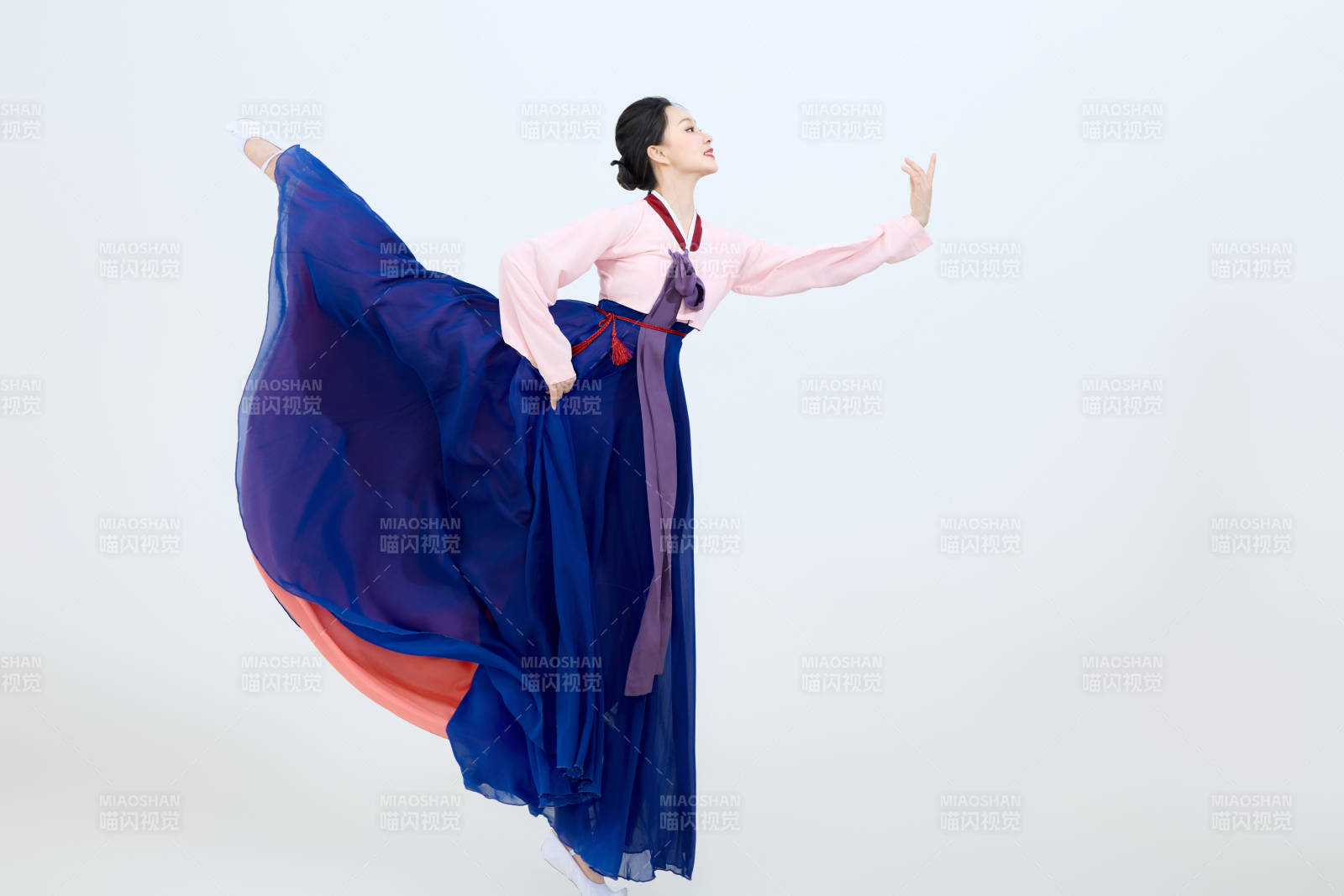 表演中國延邊朝鮮族傳統舞的美麗舞者