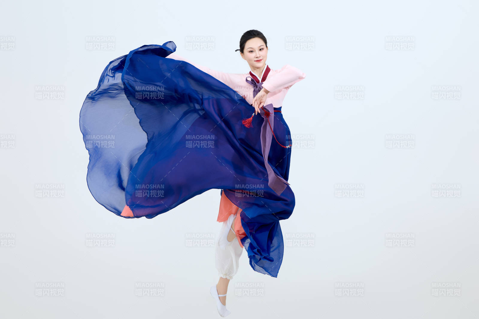 表演中國延邊朝鮮族傳統(tǒng)舞的美麗舞者