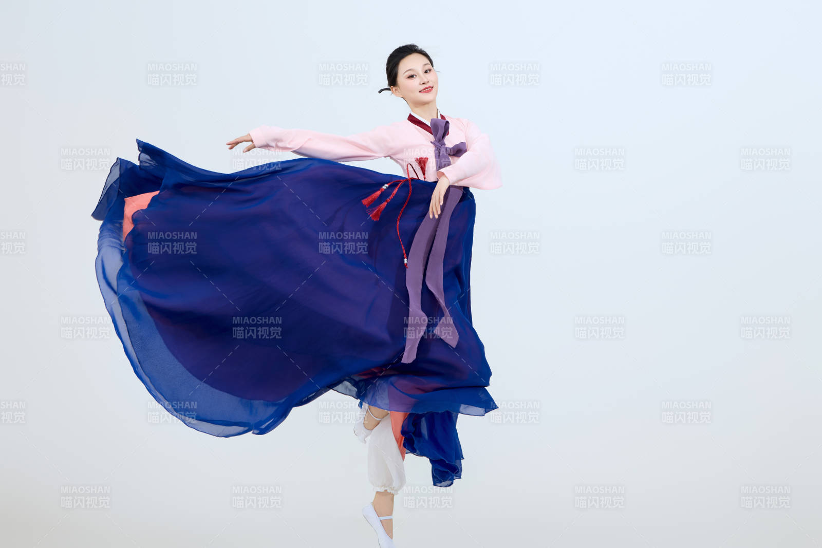 表演中國延邊朝鮮族傳統舞的美麗舞者