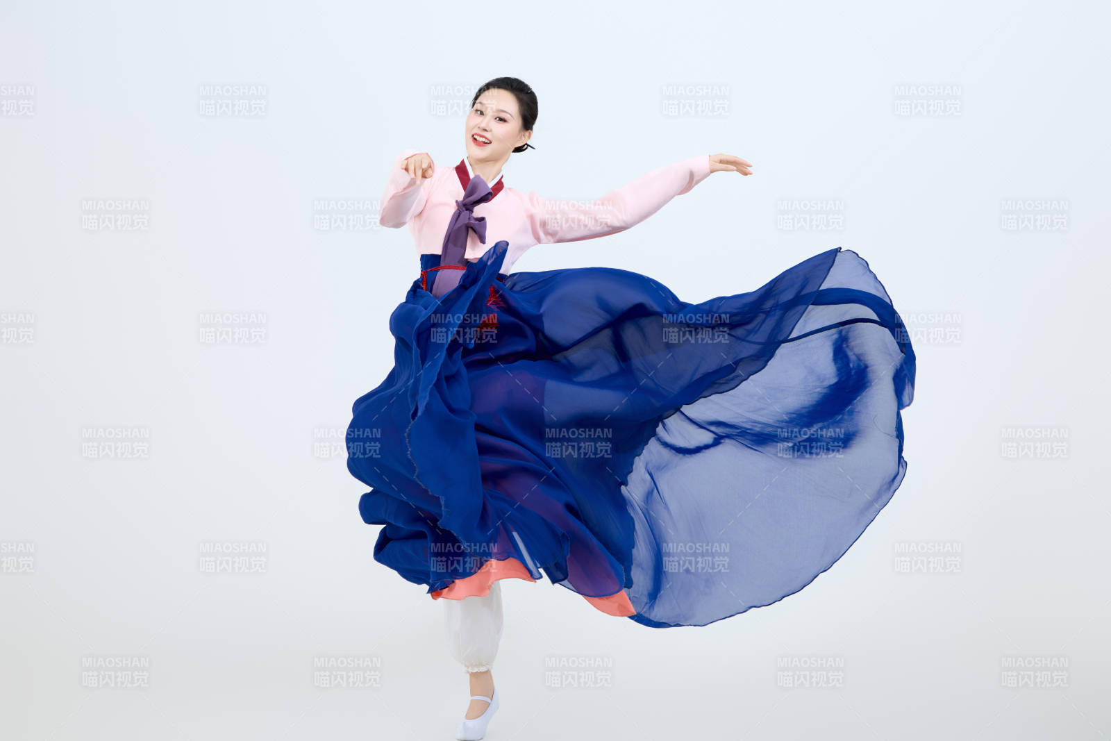 表演中國延邊朝鮮族傳統舞的美麗舞者