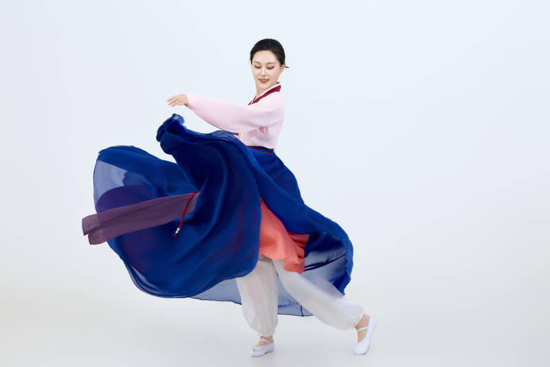 表演中国延边朝鲜族传统舞的美丽舞者