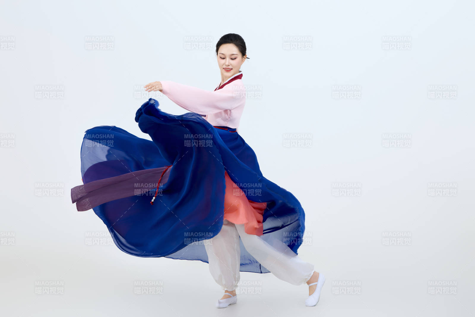 表演中国延边朝鲜族传统舞的美丽舞者