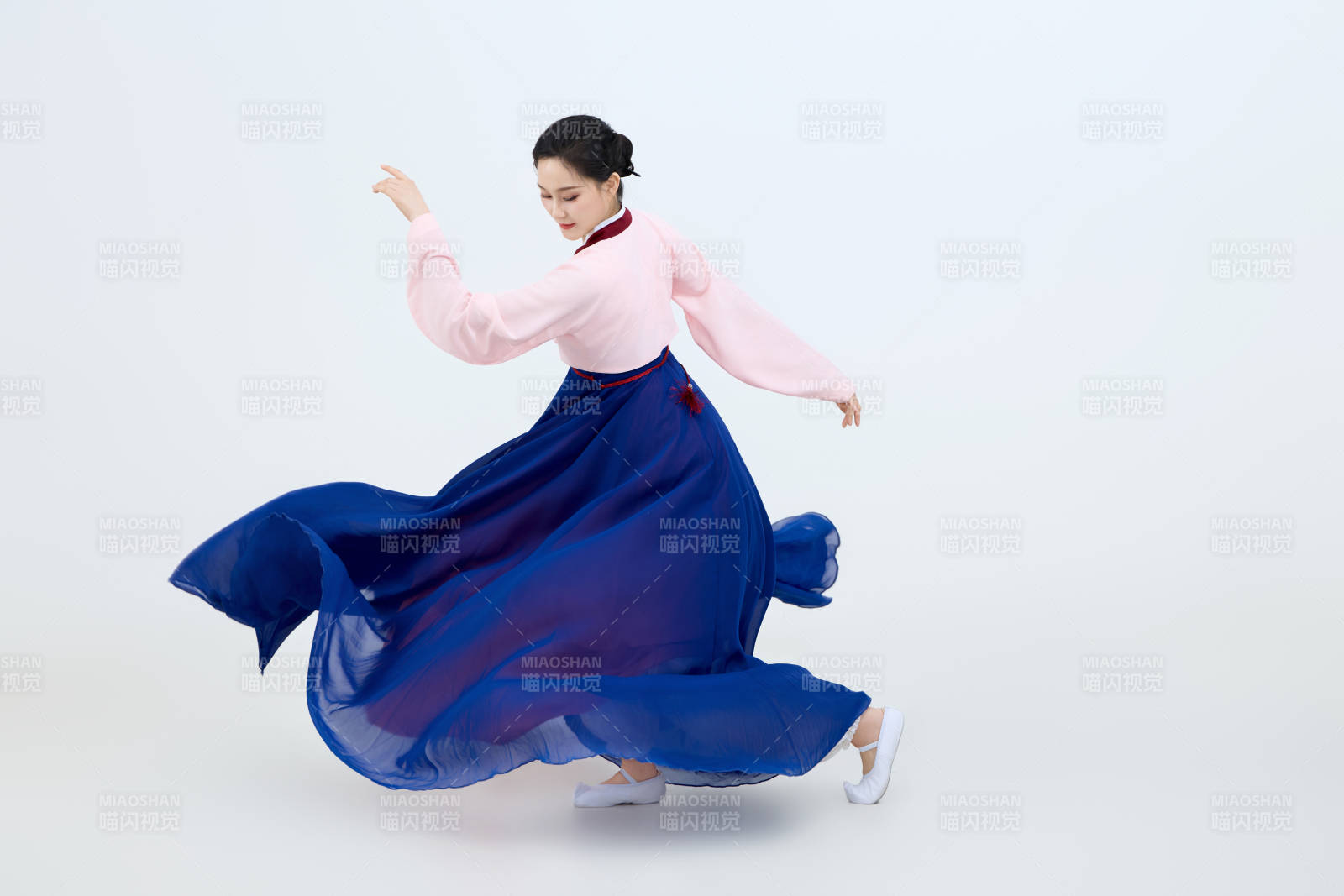 表演中国延边朝鲜族传统舞的美丽舞者