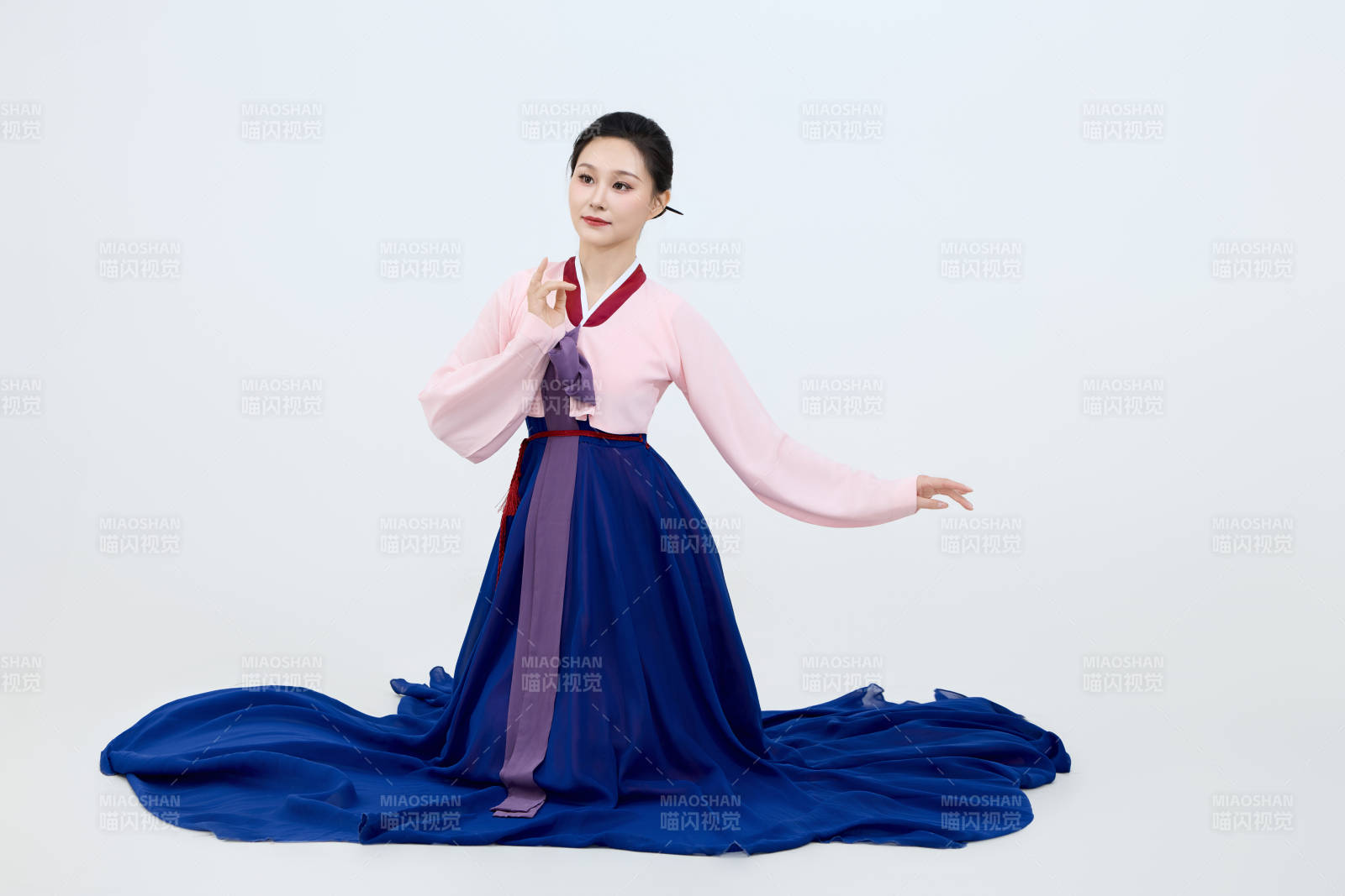 表演中國延邊朝鮮族傳統舞的美麗舞者