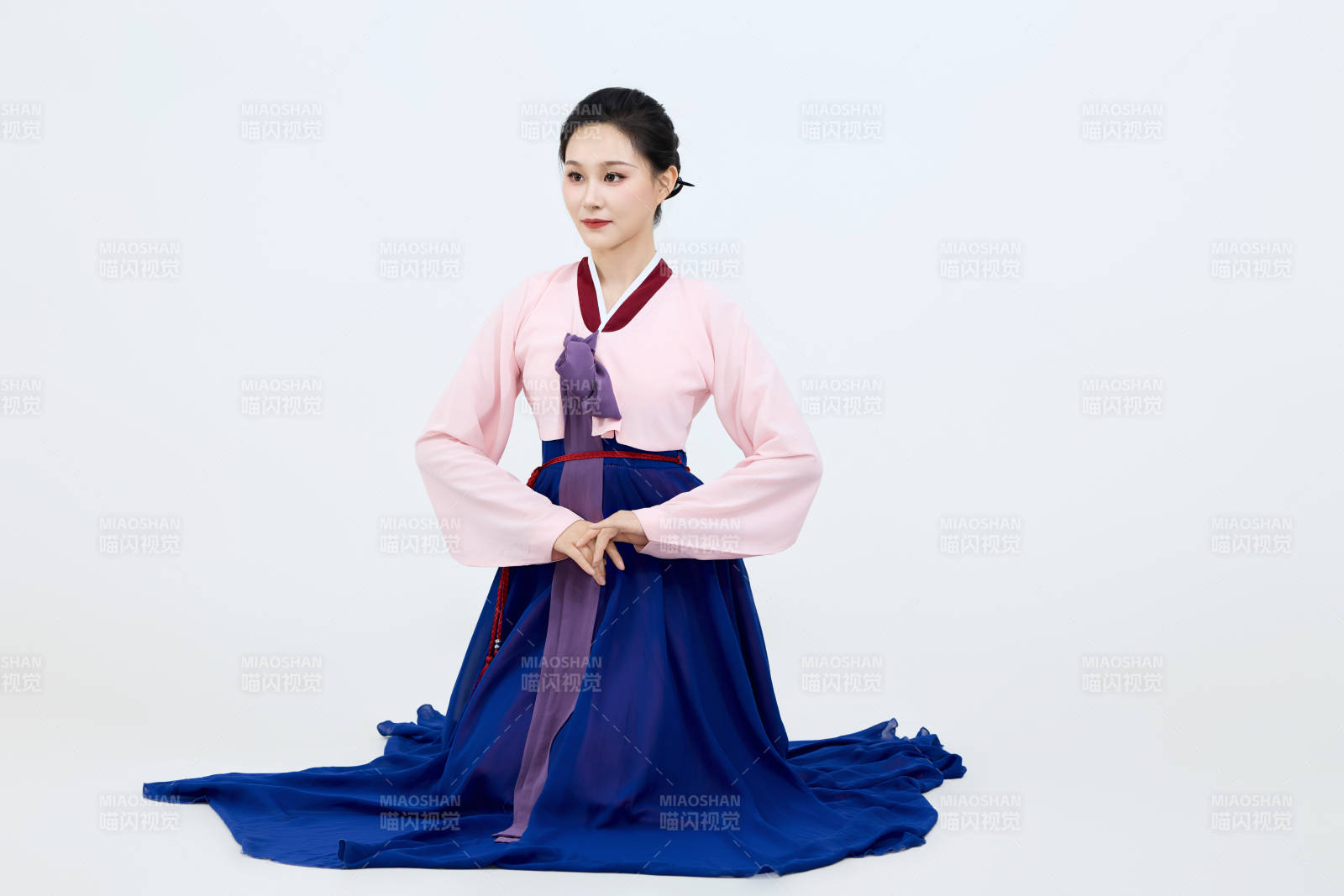 表演中國(guó)延邊朝鮮族傳統(tǒng)舞的美麗舞者