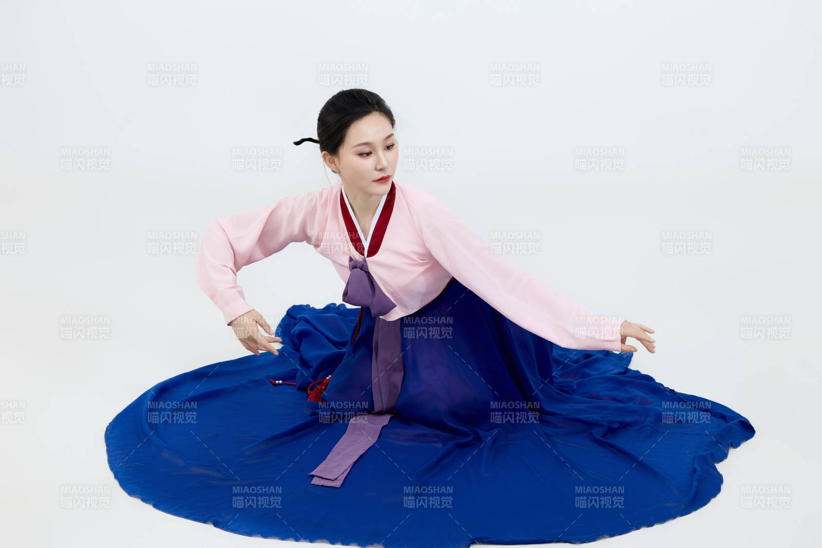 表演中國延邊朝鮮族傳統舞的美麗舞者