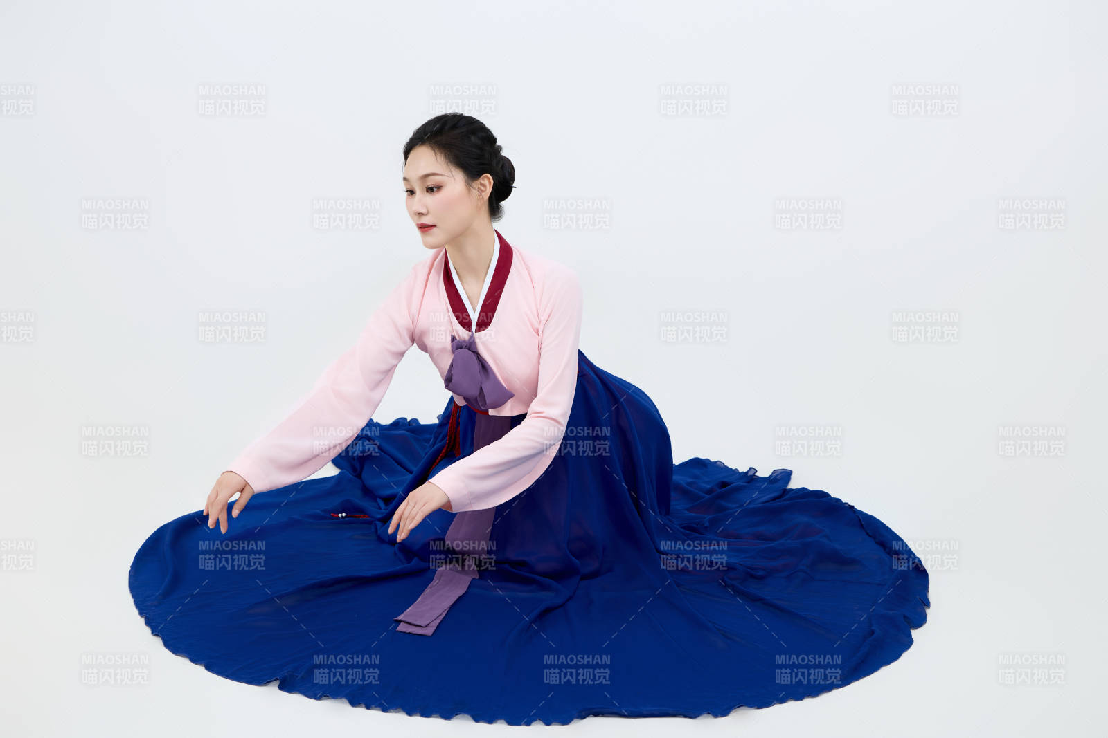 表演中國延邊朝鮮族傳統舞的美麗舞者