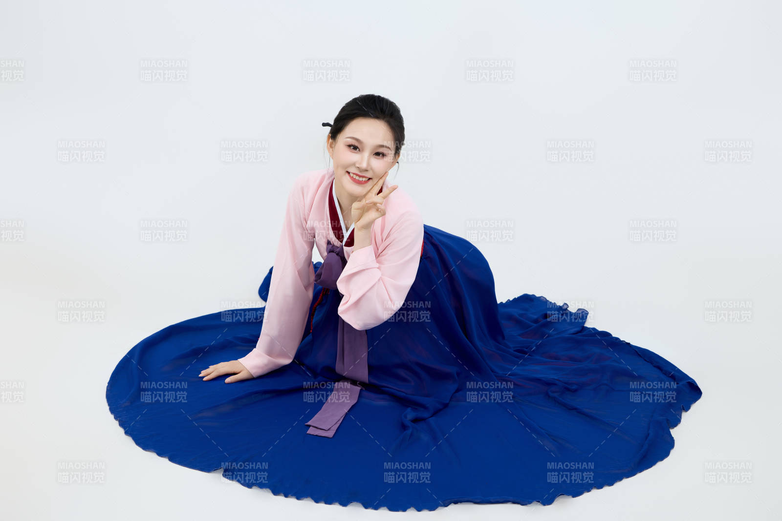 表演中國延邊朝鮮族傳統舞的美麗舞者