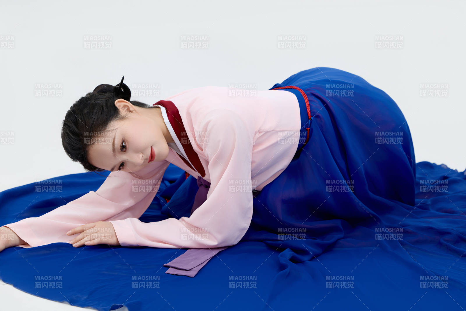 表演中國延邊朝鮮族傳統(tǒng)舞的美麗舞者