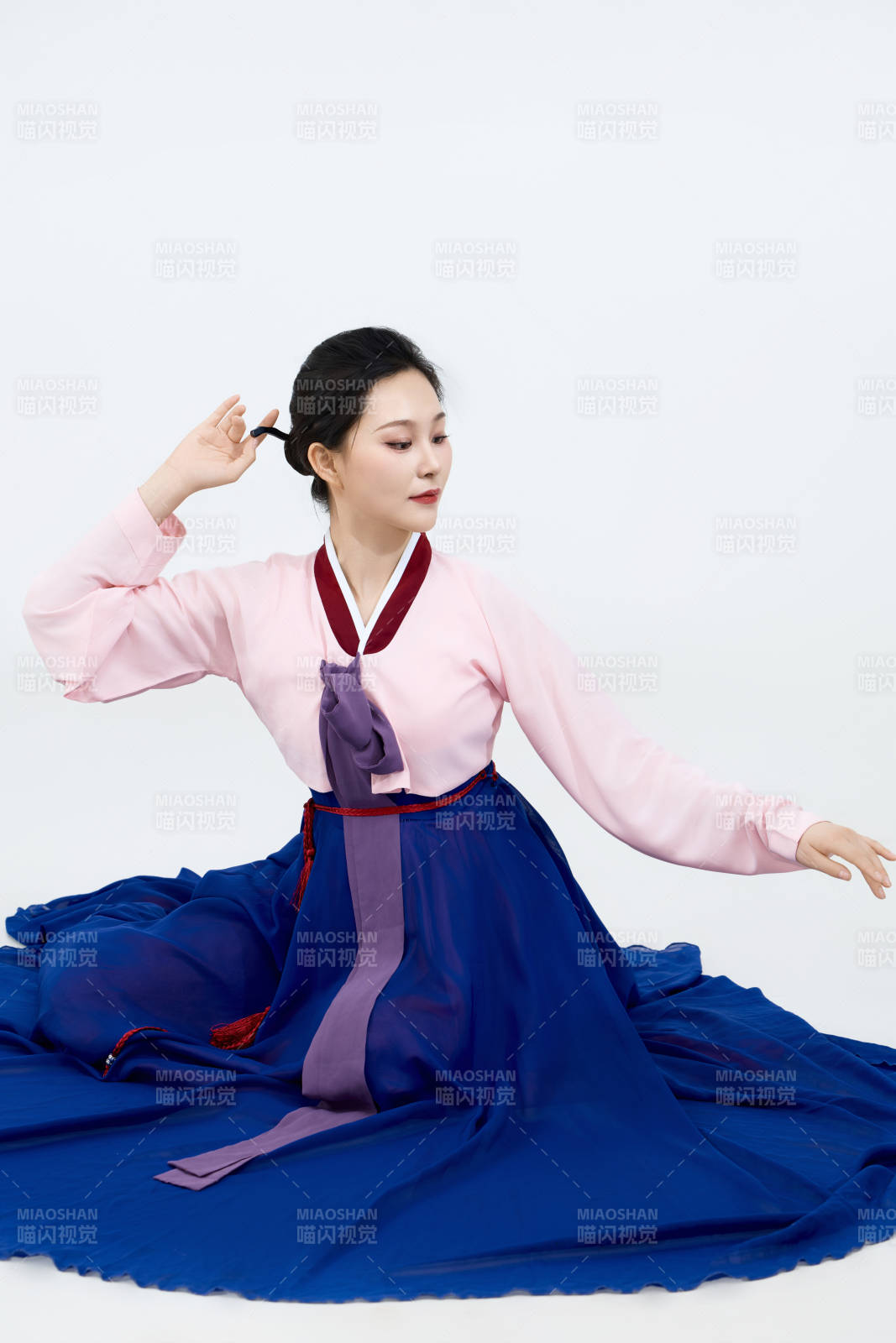 表演中國延邊朝鮮族傳統舞的美麗舞者