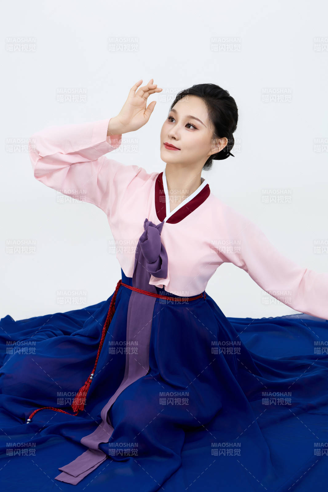 表演中國延邊朝鮮族傳統舞的美麗舞者