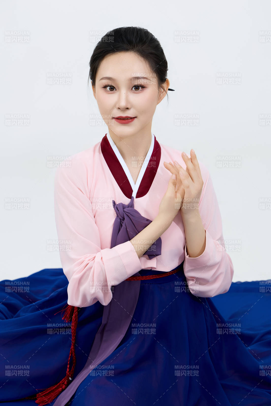 表演中國延邊朝鮮族傳統(tǒng)舞的美麗舞者