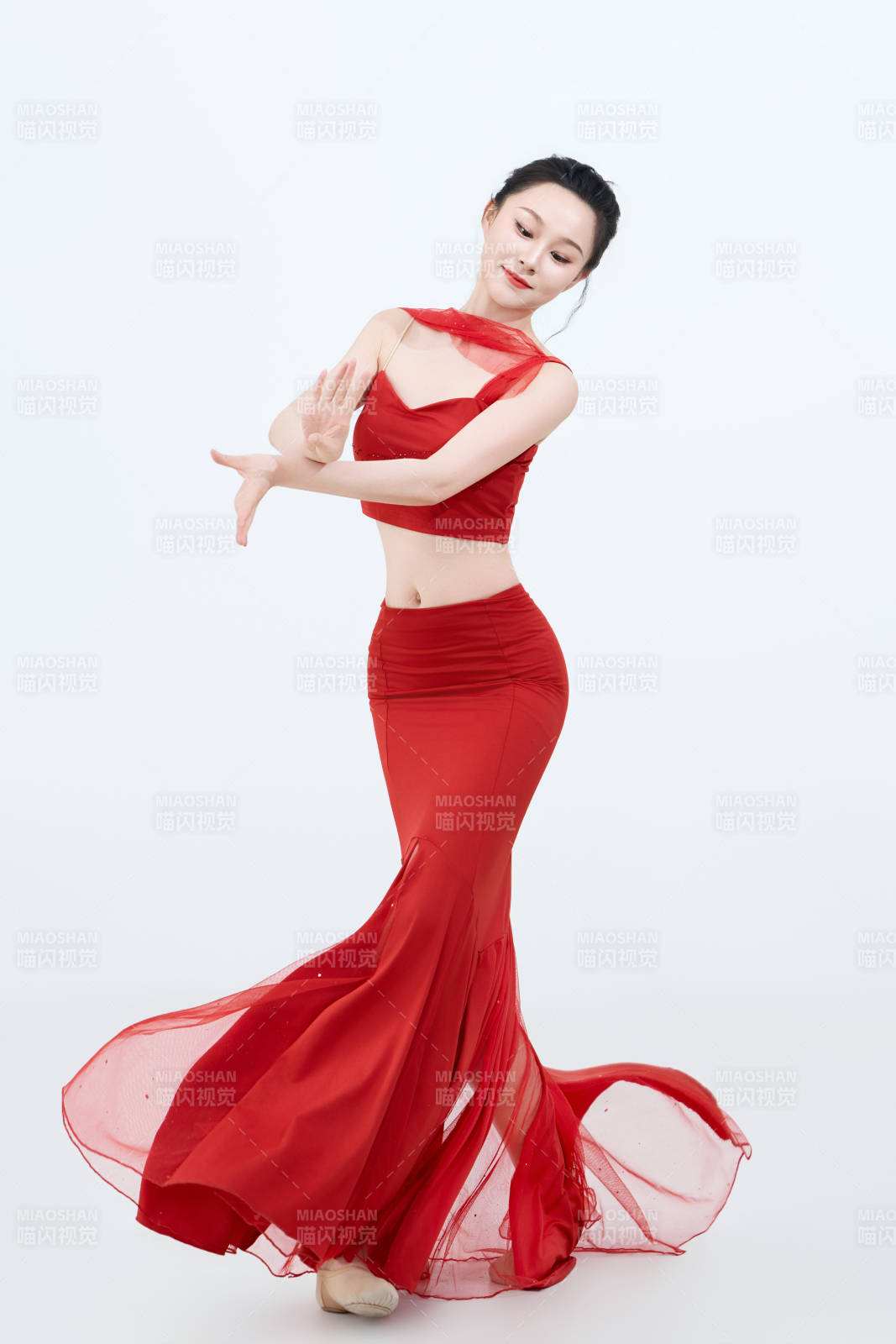 表演中国传统民族舞蹈傣族舞的美丽舞者